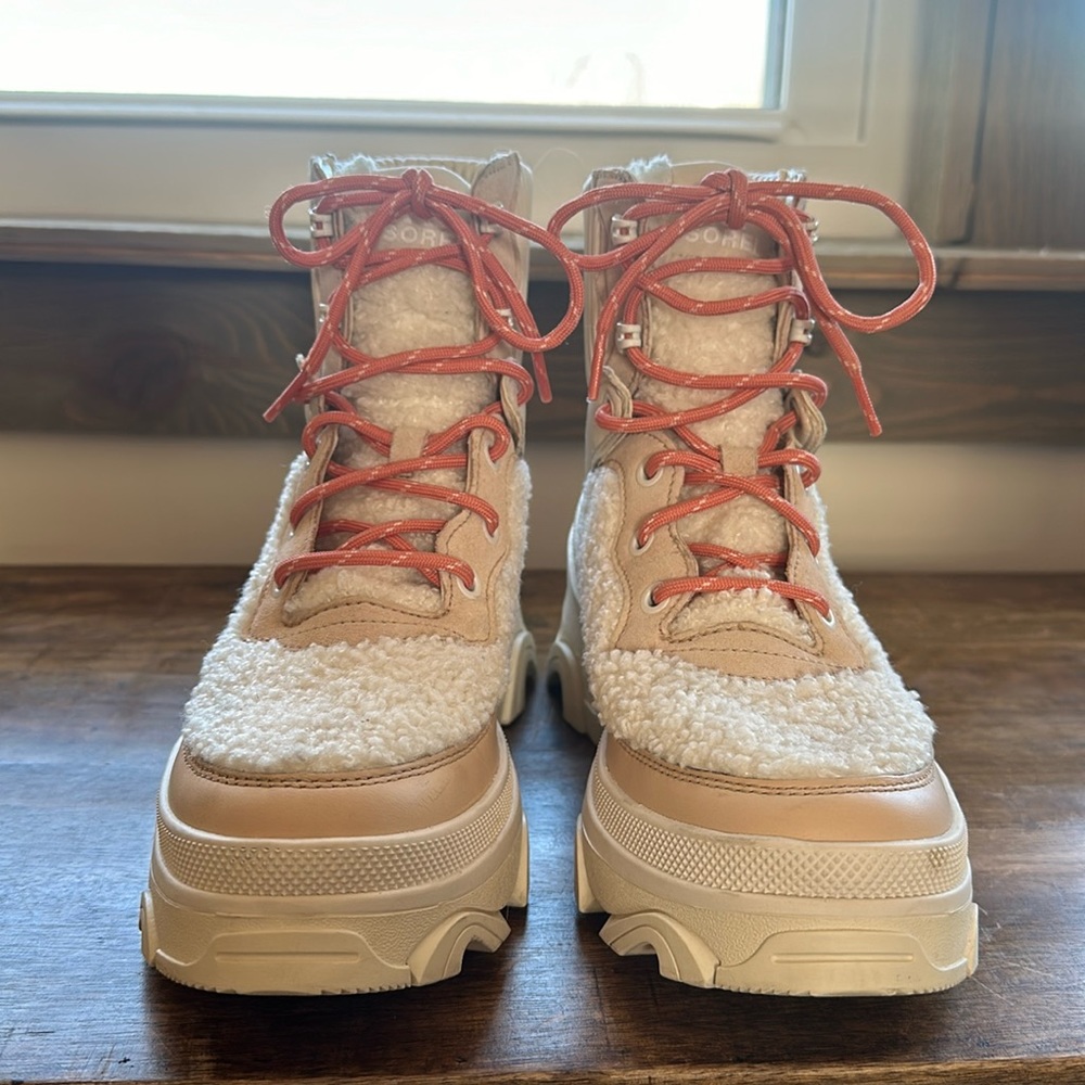 Sorel Brex Boot Cozy Lace Waterproof. Color: Nova Sand/Sea Salt.